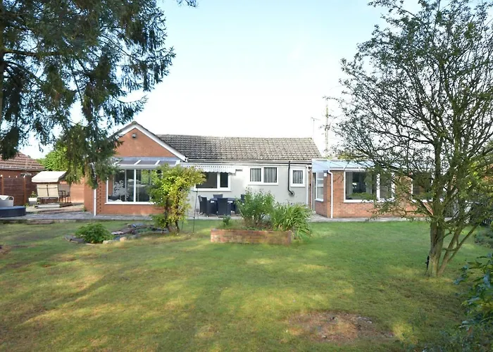 Little Hare Lodge - Spacious 2 Bedroom Attached Bungalow