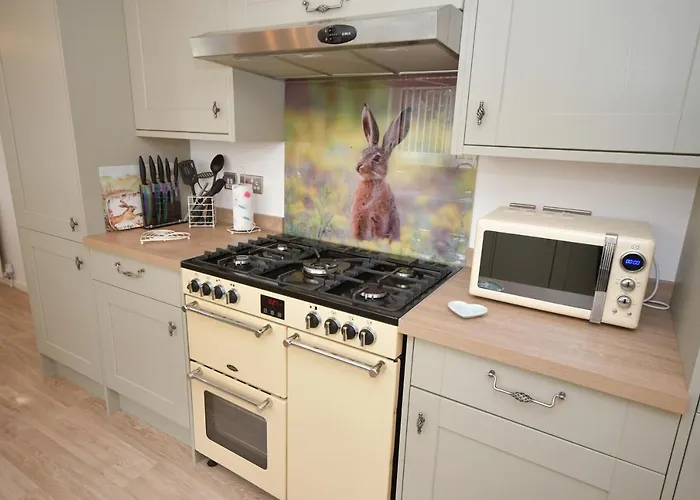 Little Hare Lodge - Spacious 2 Bedroom Attached Bungalow