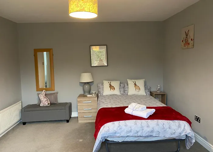 Little Hare Lodge - Spacious 2 Bedroom Attached Bungalow